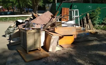Сваленный крупногабаритный мусор возле контейнерной площадки. Фото donnews.ru