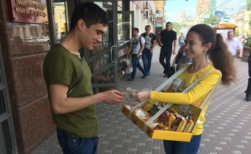 Промоутер раздаёт печенье. Фото donnews.ru