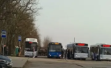 Автобусы на Суворовском. Фото donnews.ru