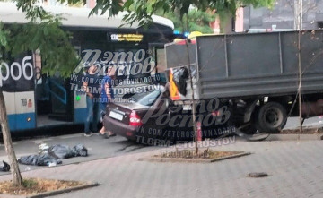 В центре Ростова в массовом ДТП с электробусом пострадали три человека