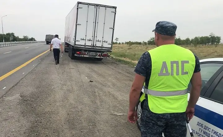 Сотрудники ГАИ на трассе М4 «Дон». Фото пресс-службы ГИБДД Ростовской области