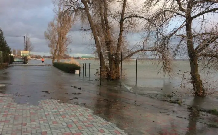 Затопленная набережная в Таганроге. Фото из соцсети