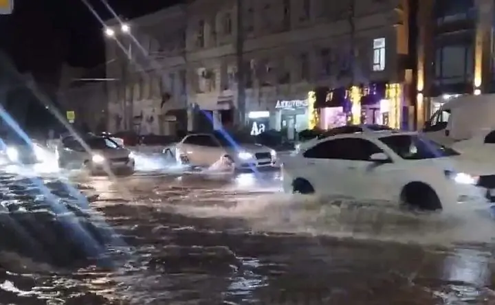 Затопленный Ворошиловский в Ростове. Фото из соцсети