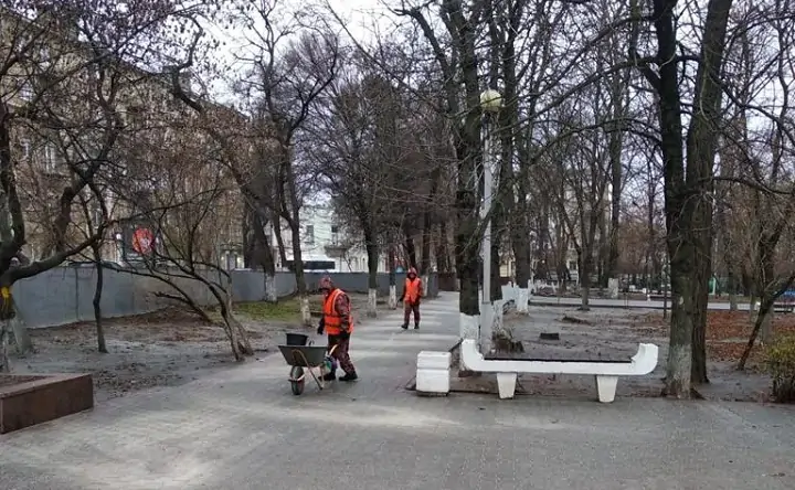 Дворники обрабатывают дороги в парке. Фото rostov-gorod.ru