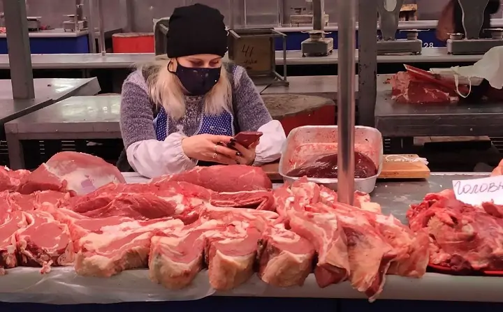 Продавщица мясного павильона в маске из гипюра, фото donnews.ru