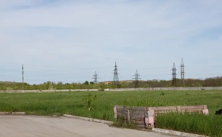 С территории фабрики виден левенцовский мусорный полигон. Фото donnews.ru
