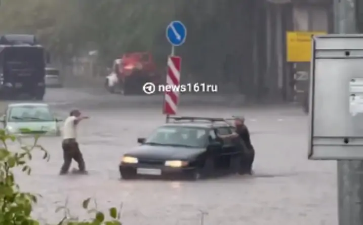 Машина ушла под воду на Малиновского. Фото из соцсети в ТГ 