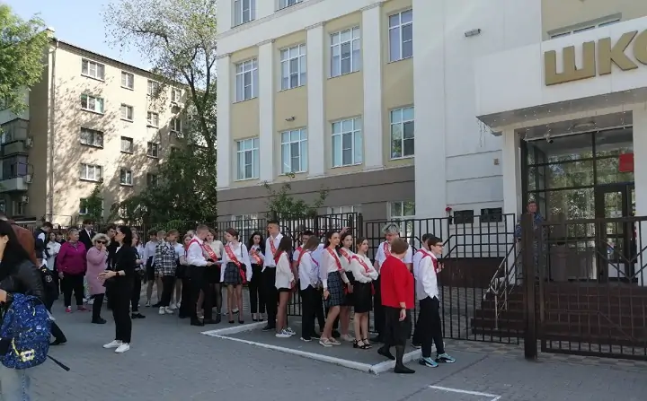 «Дядя Вова, мы с тобой»: выпускники Ростова попрощались со школой под песню про президента